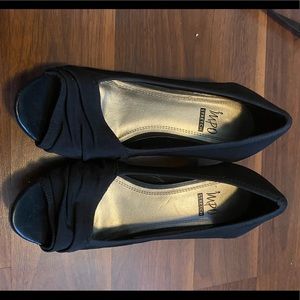 Stretchable black flats
